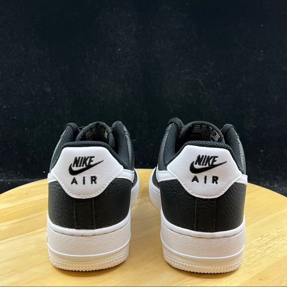 New Men\'s Nike Air Force 1 \'07 Black White Sneakers CT2302 002 Size 12 main image 7